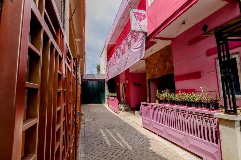 Pinky Guest House Syariah Kota Batu Kültér fotó