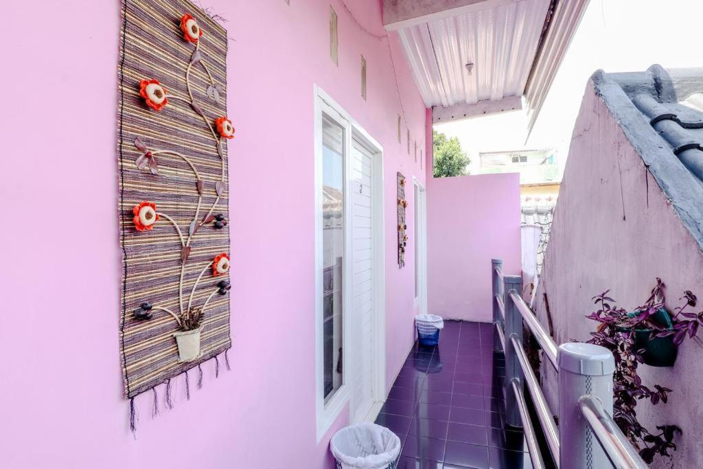 Pinky Guest House Syariah Kota Batu Kültér fotó