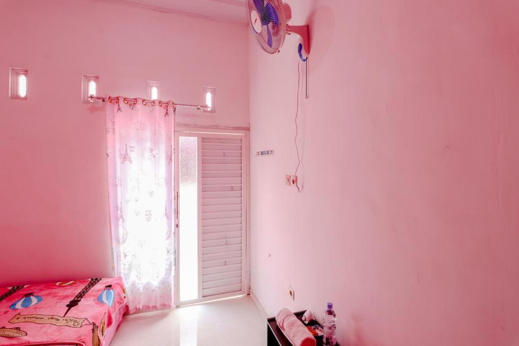 Pinky Guest House Syariah Kota Batu Kültér fotó